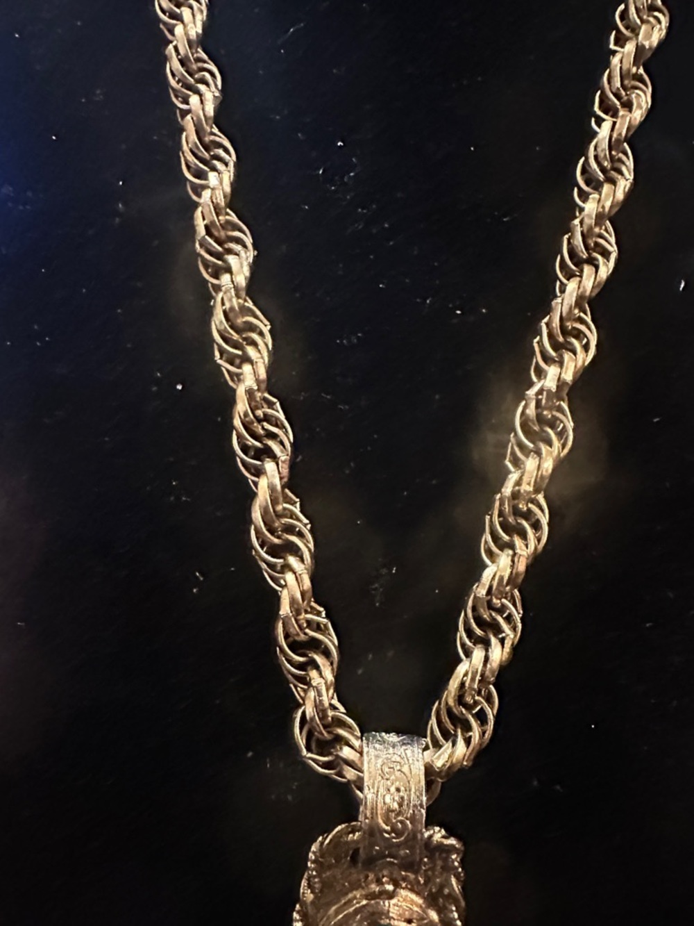 Elegant Vintage Gold Necklace with Green cabochons - Picture 8 of 10